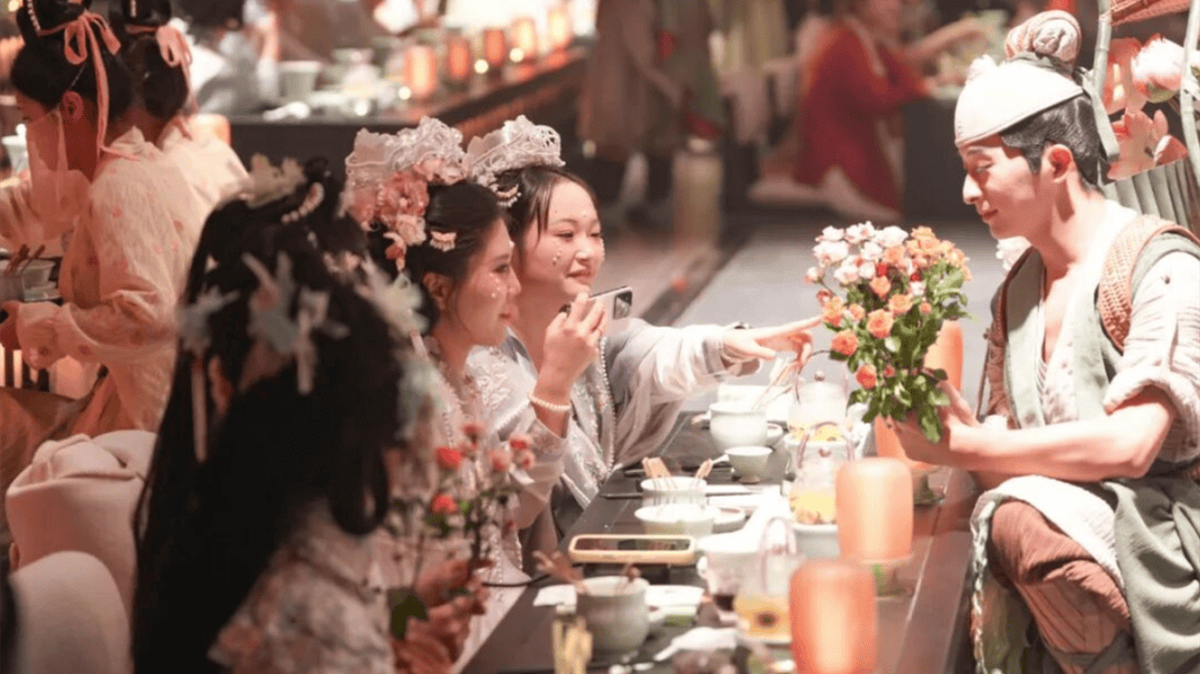 道:72个情绪价值营造标杆案例麻将胡了试玩旅游餐饮场景破局之(图26) 道:72个情绪价值营造标杆案例麻将胡了试玩旅游餐饮场景破局之(图26)